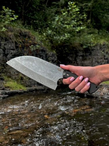 Tasak serbski rękojeść G10, wykończenie stonewash w ręce